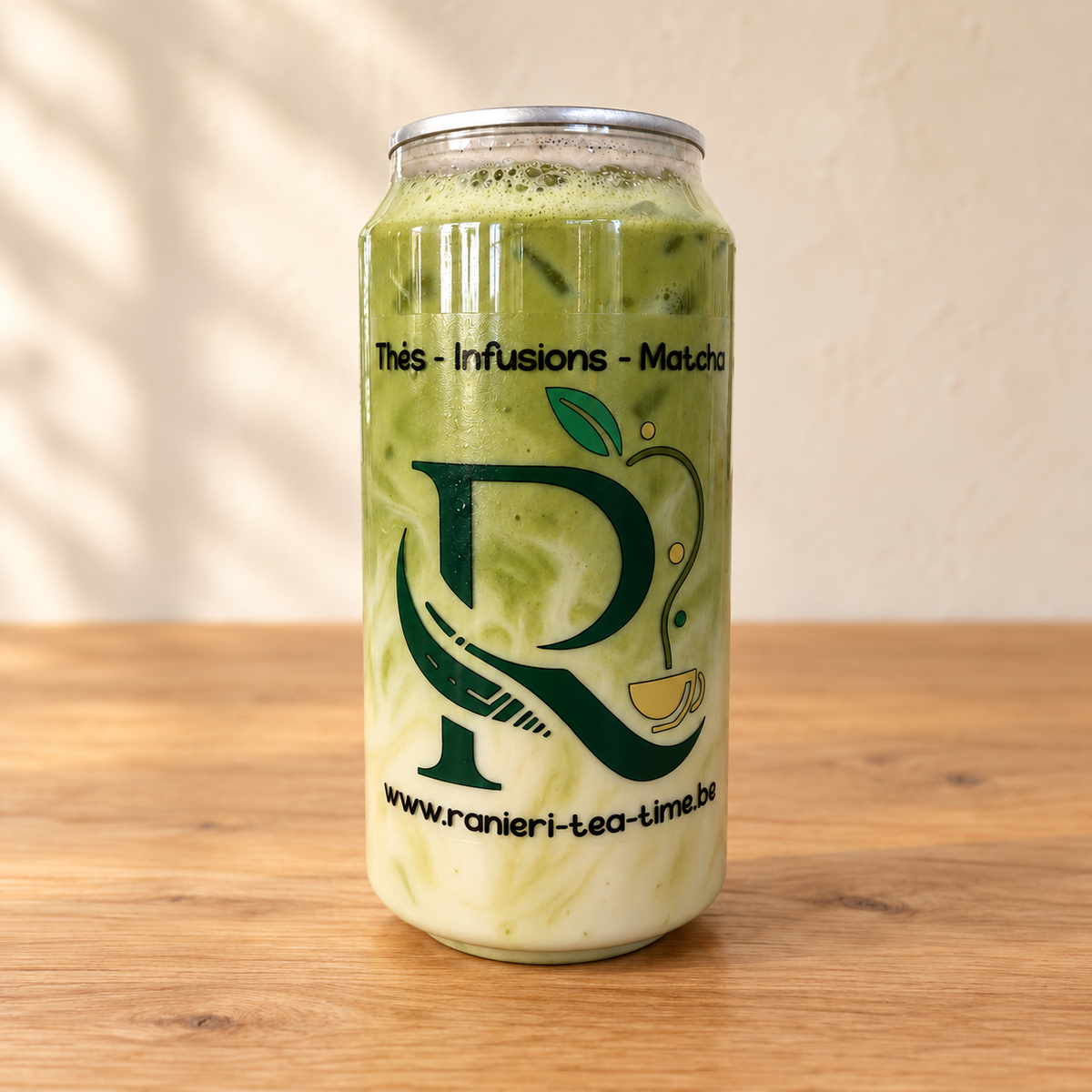 Matcha latte vanille de Madagascar maison en canette — présentation glacée