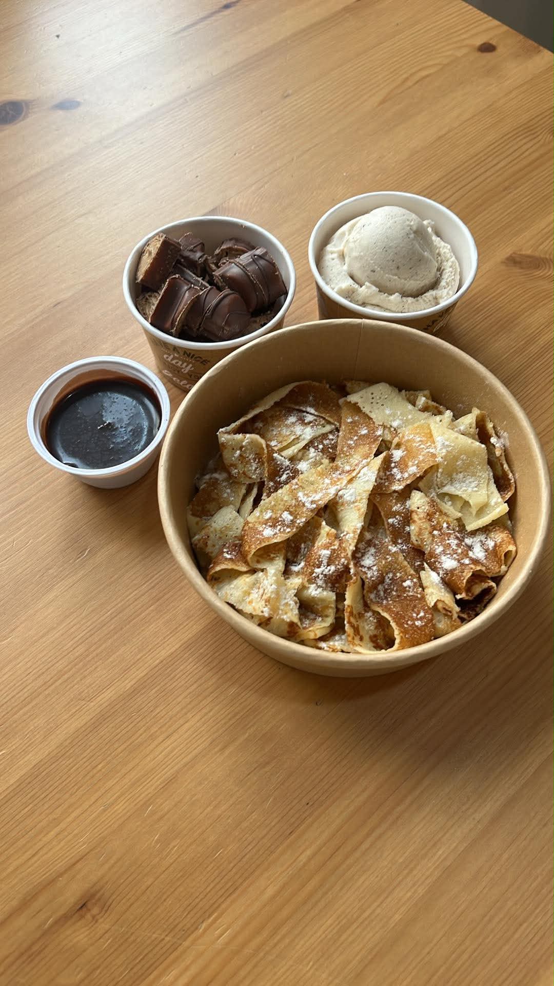 Exemple avec coulis, Bueno et glace servis à part — accompagnements livrés séparément, options selon la commande.