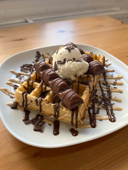 Suggestion de présentation — gaufre Bueno et glace — accompagnements livrés séparément, options selon la commande.