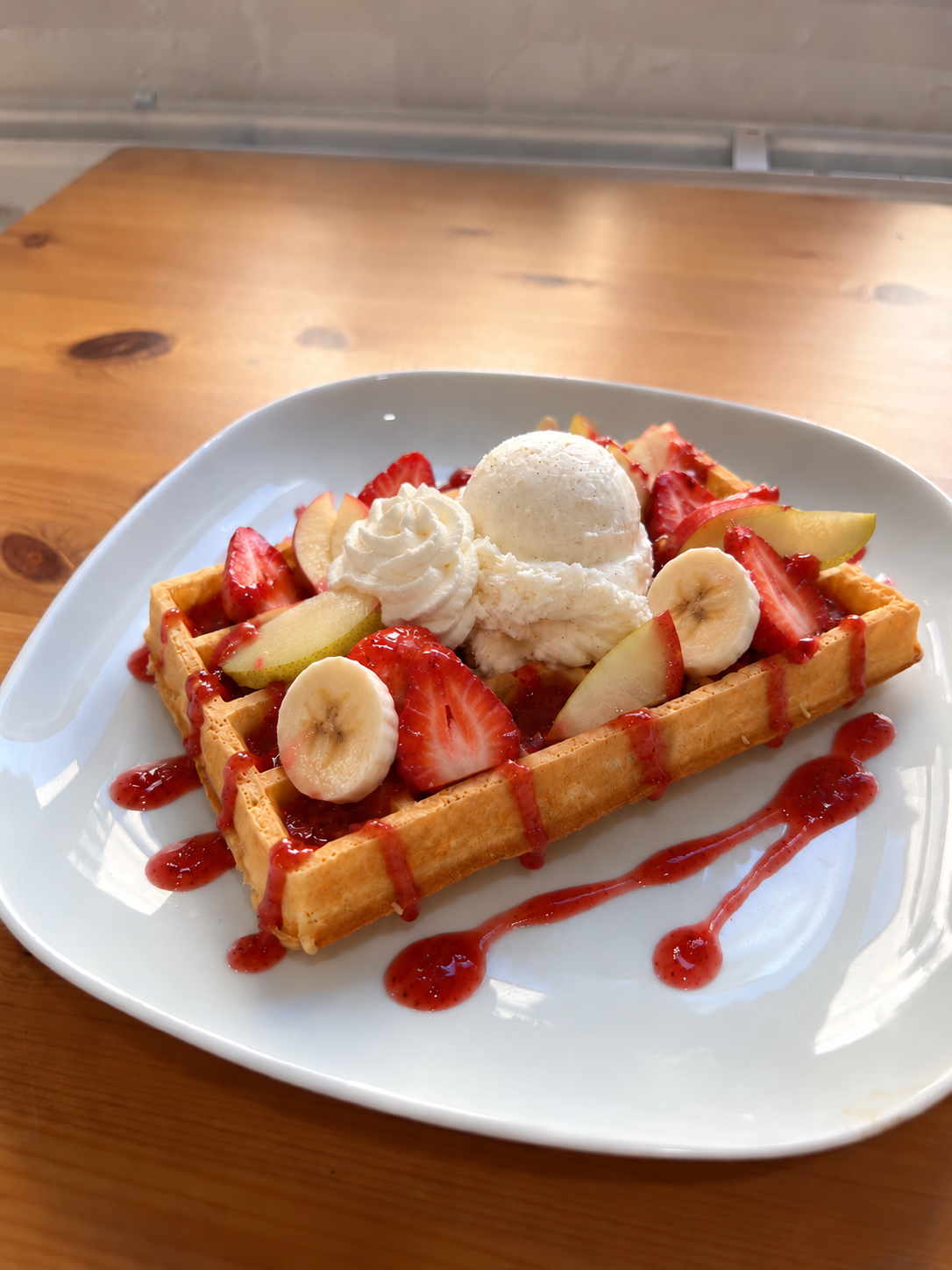 Gaufre de Bruxelles aux fruits de saison, coulis de fraise, une boule de glace vanille et chantilly. Suggestion de présentation ; accompagnements servis à part.