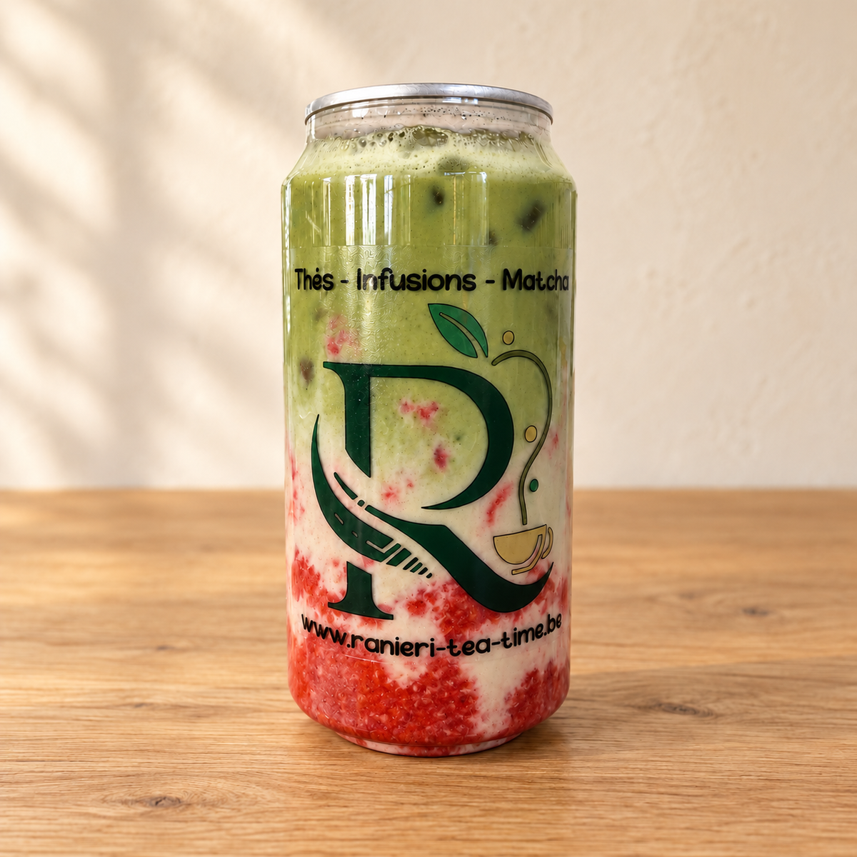 Matcha latte fraise en canette — présentation glacée