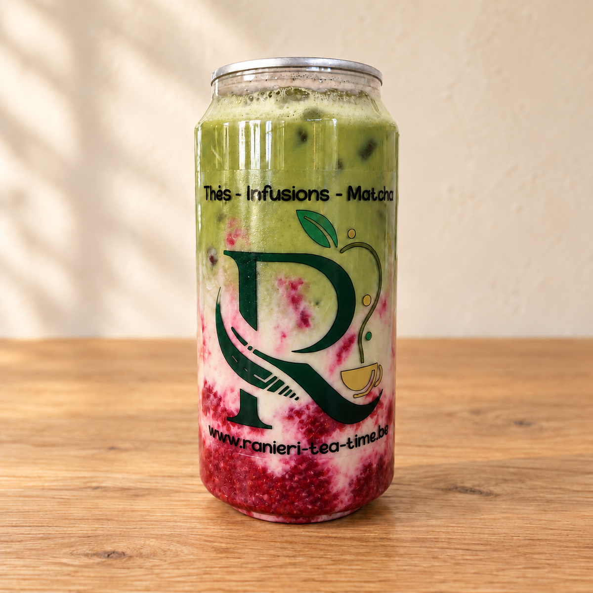 Matcha latte framboise en canette — présentation glacée