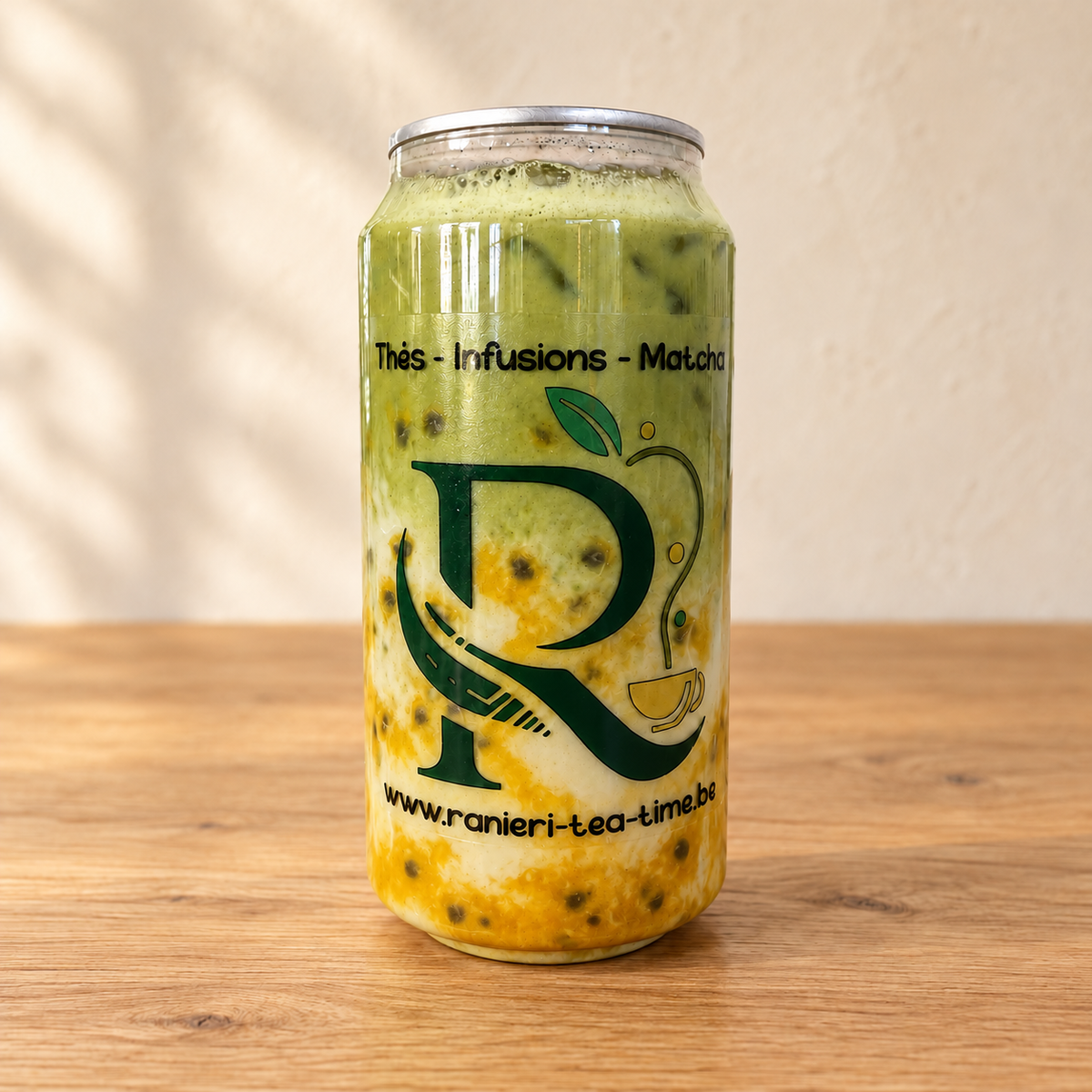 Matcha latte passion en canette — présentation glacée