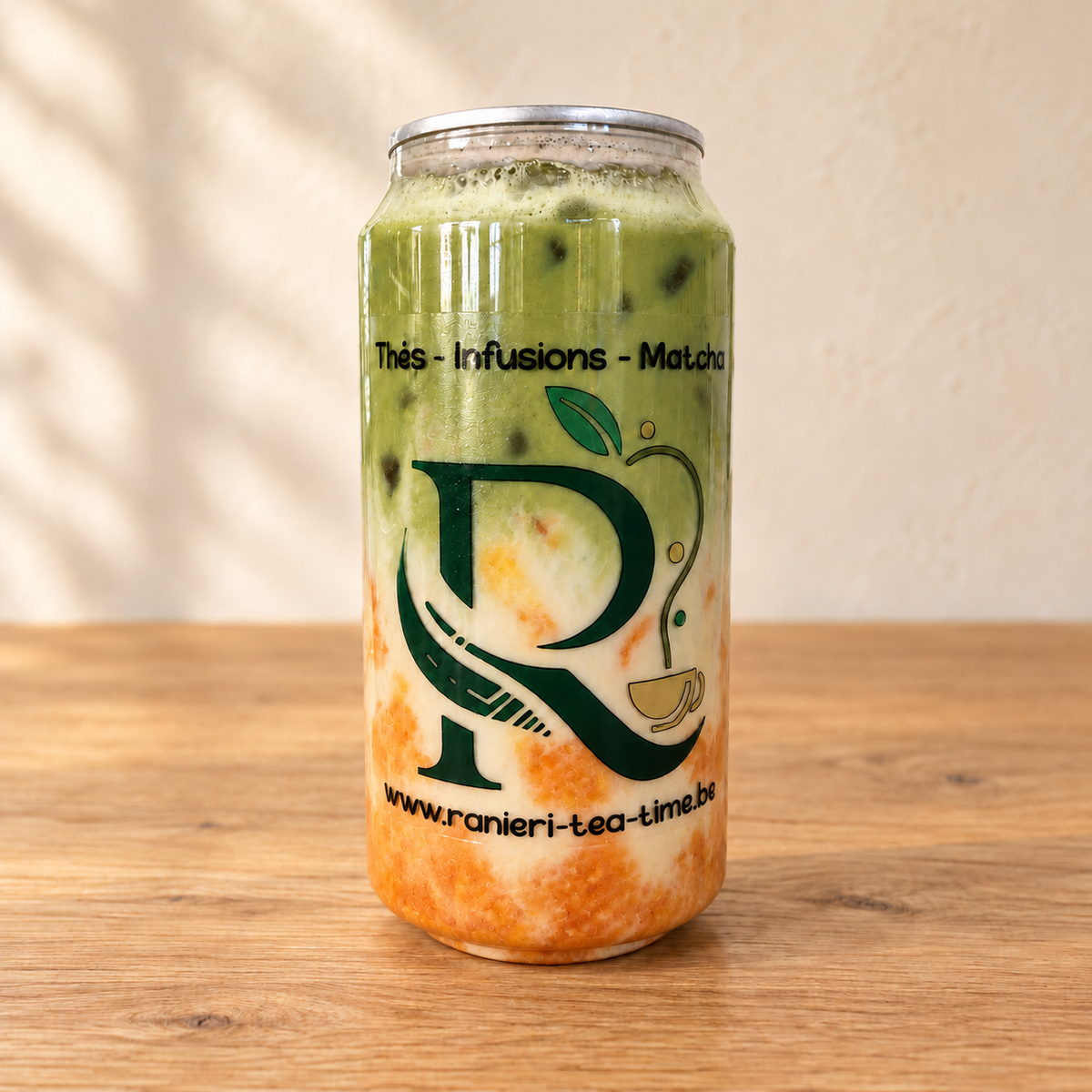 Matcha latte pêche en canette — présentation glacée