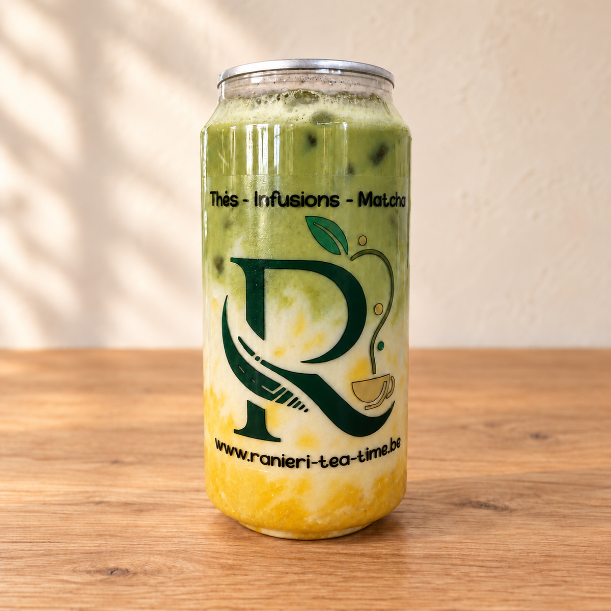 Matcha latte yuzu en canette — présentation glacée