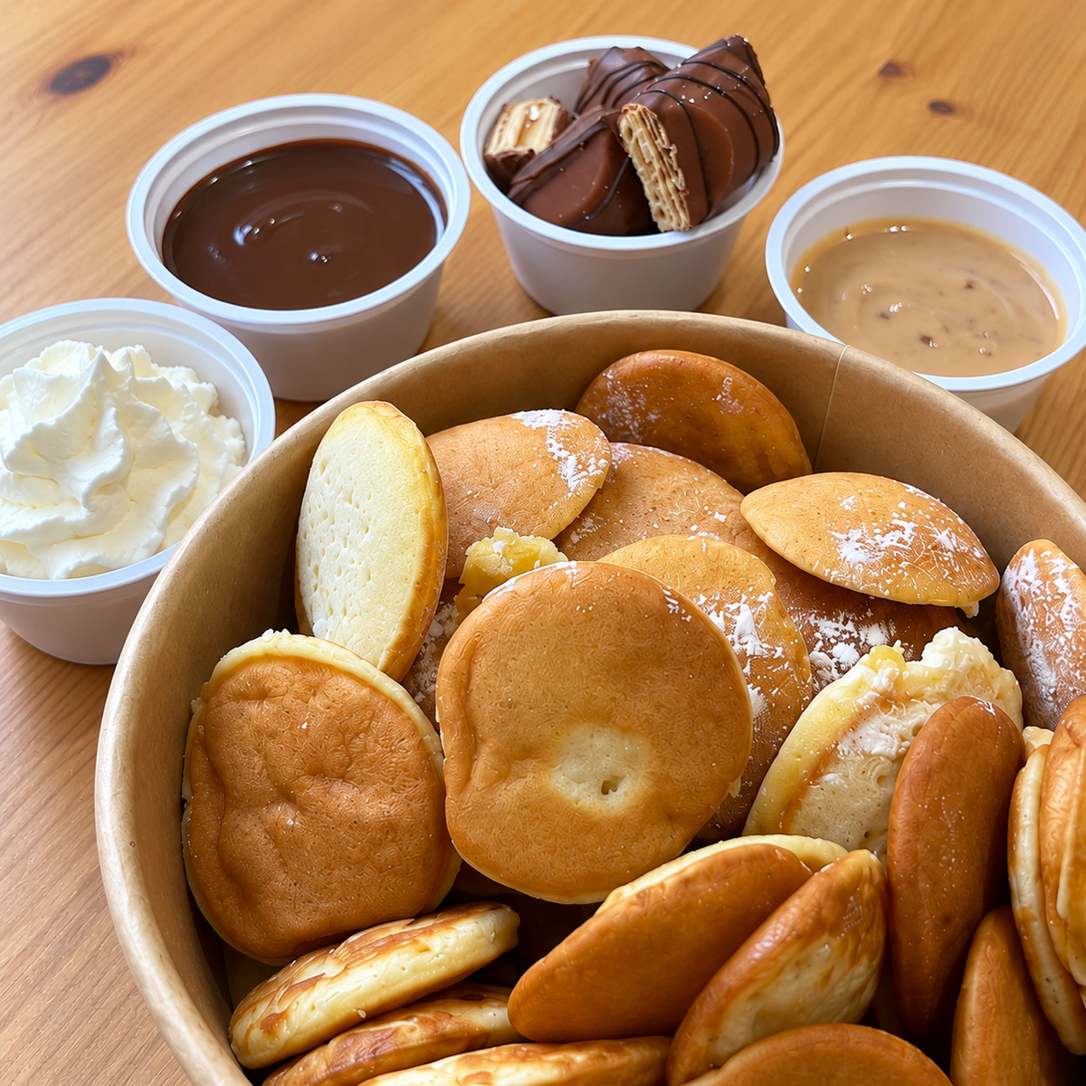 Mini pancakes bueno — vue rapprochée sur table en bois, accompagnements servis à part, sans glace incluse.