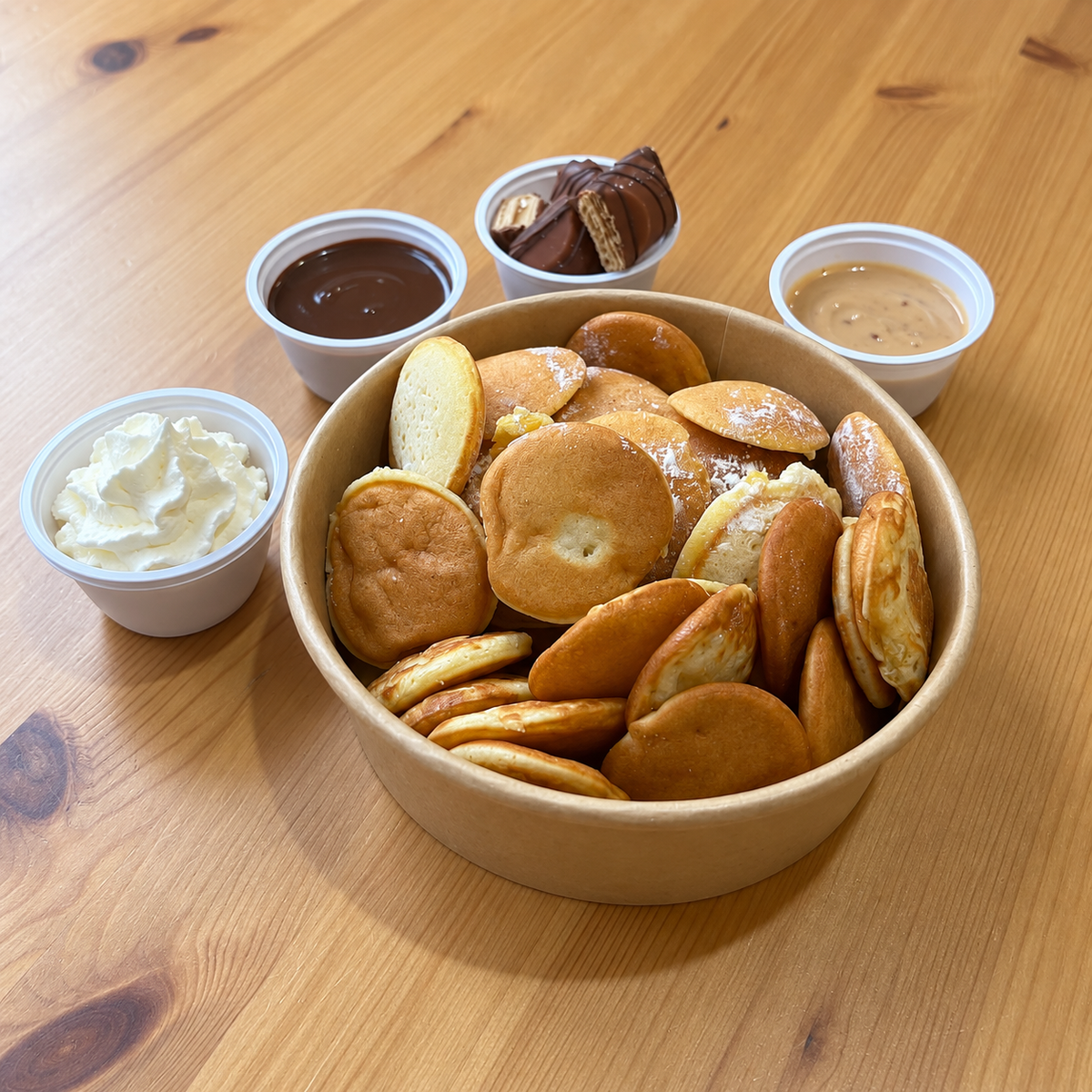 Mini pancakes bueno — vue d’ensemble sur table en bois, accompagnements servis à part, sans glace incluse.