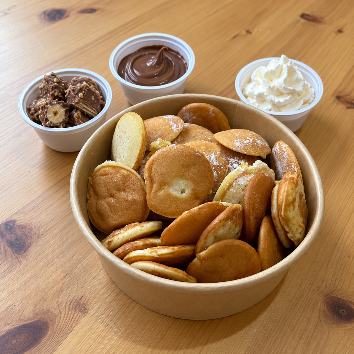 Mini pancakes ferrero — vue d’ensemble sur table en bois, accompagnements servis à part, sans glace incluse.