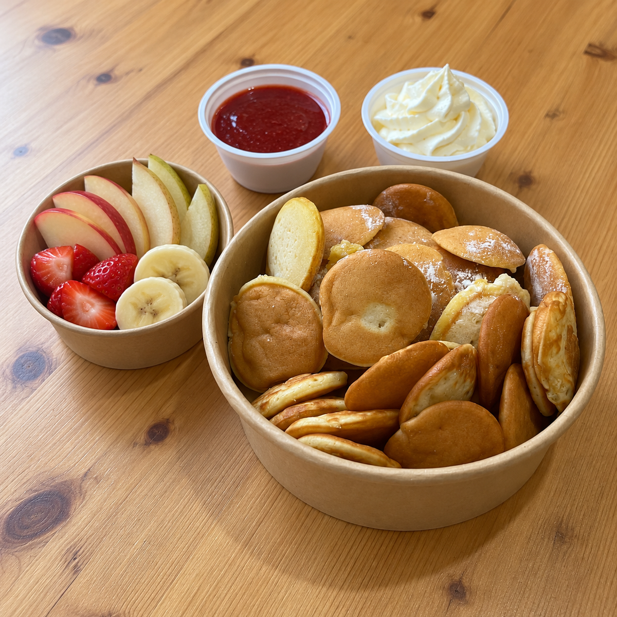Mini pancakes fruits de saison — vue d’ensemble sur table en bois, accompagnements servis à part, sans glace incluse.