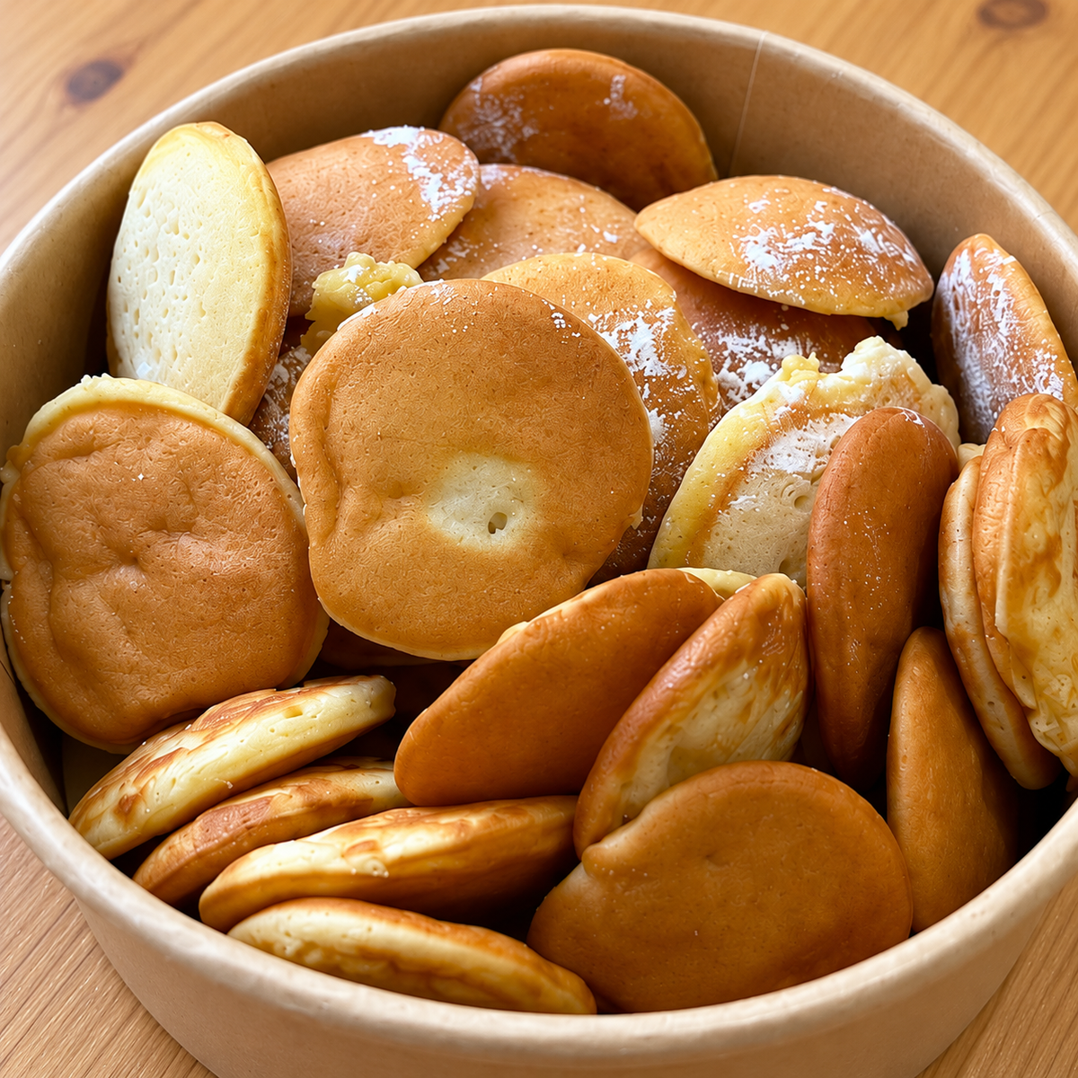 Mini pancakes nature — vue rapprochée sur table en bois, nature sans accompagnements, sans glace incluse.