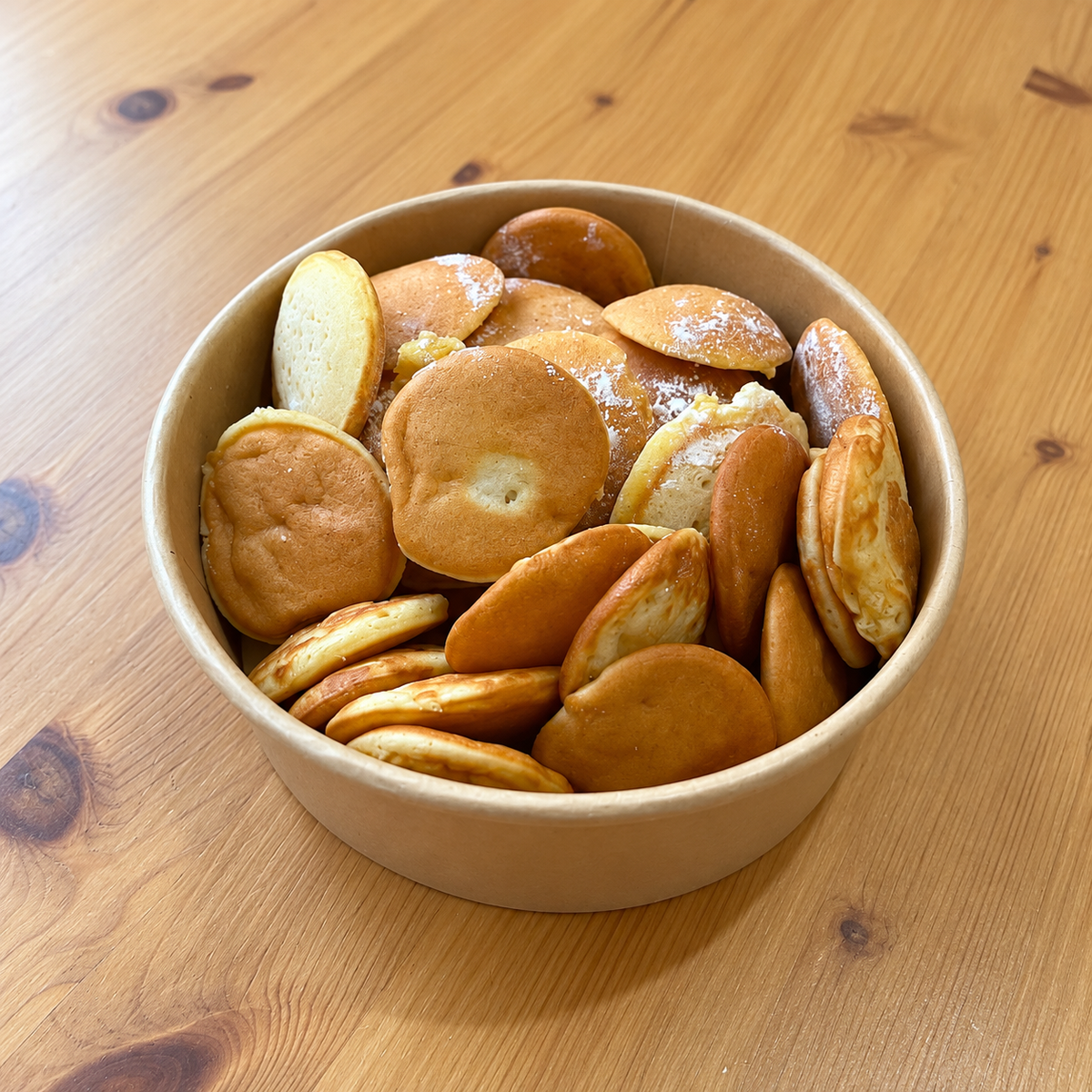 Mini pancakes nature — vue d’ensemble sur table en bois, nature sans accompagnements, sans glace incluse.