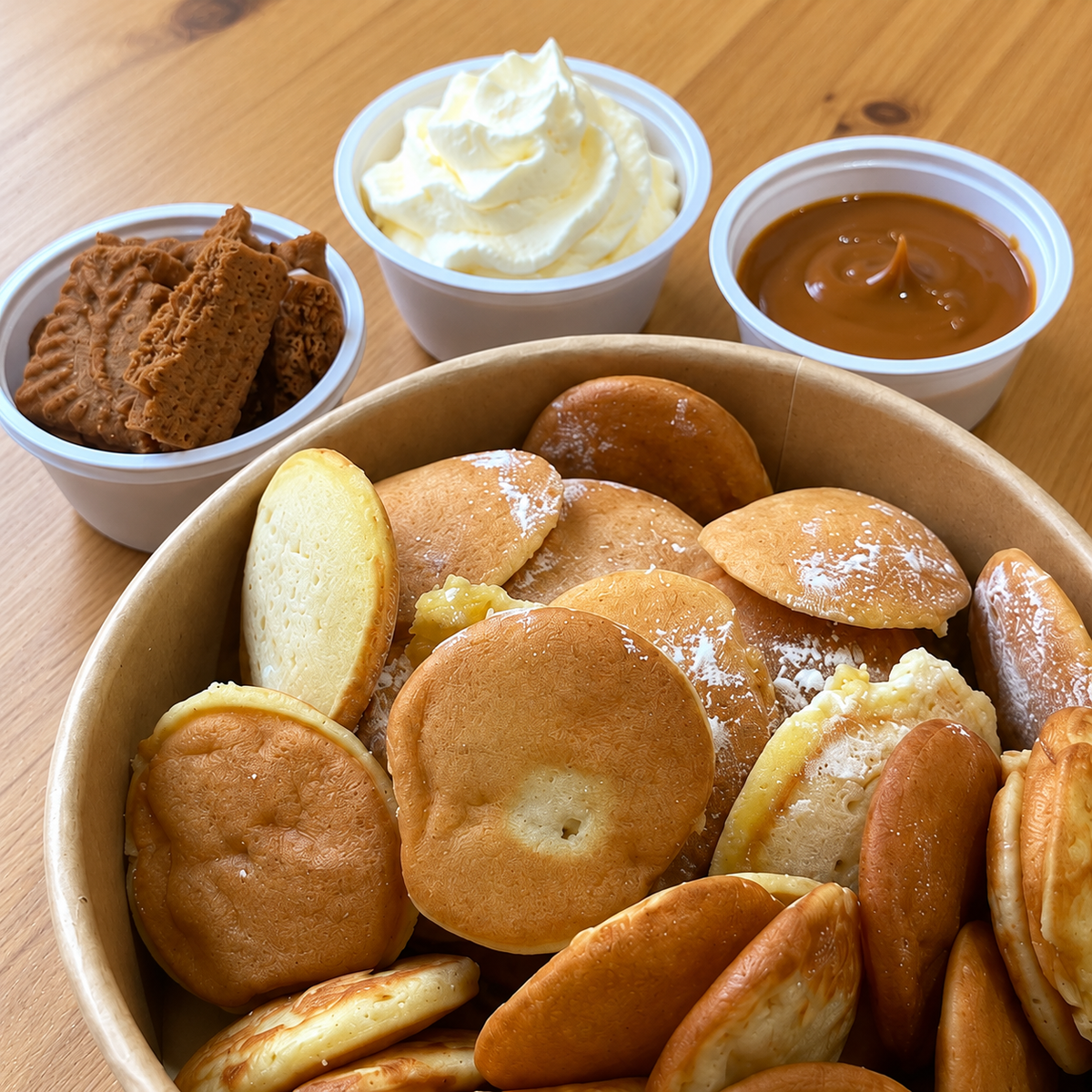 Mini pancakes spéculoos — vue rapprochée sur table en bois, accompagnements servis à part, sans glace incluse.