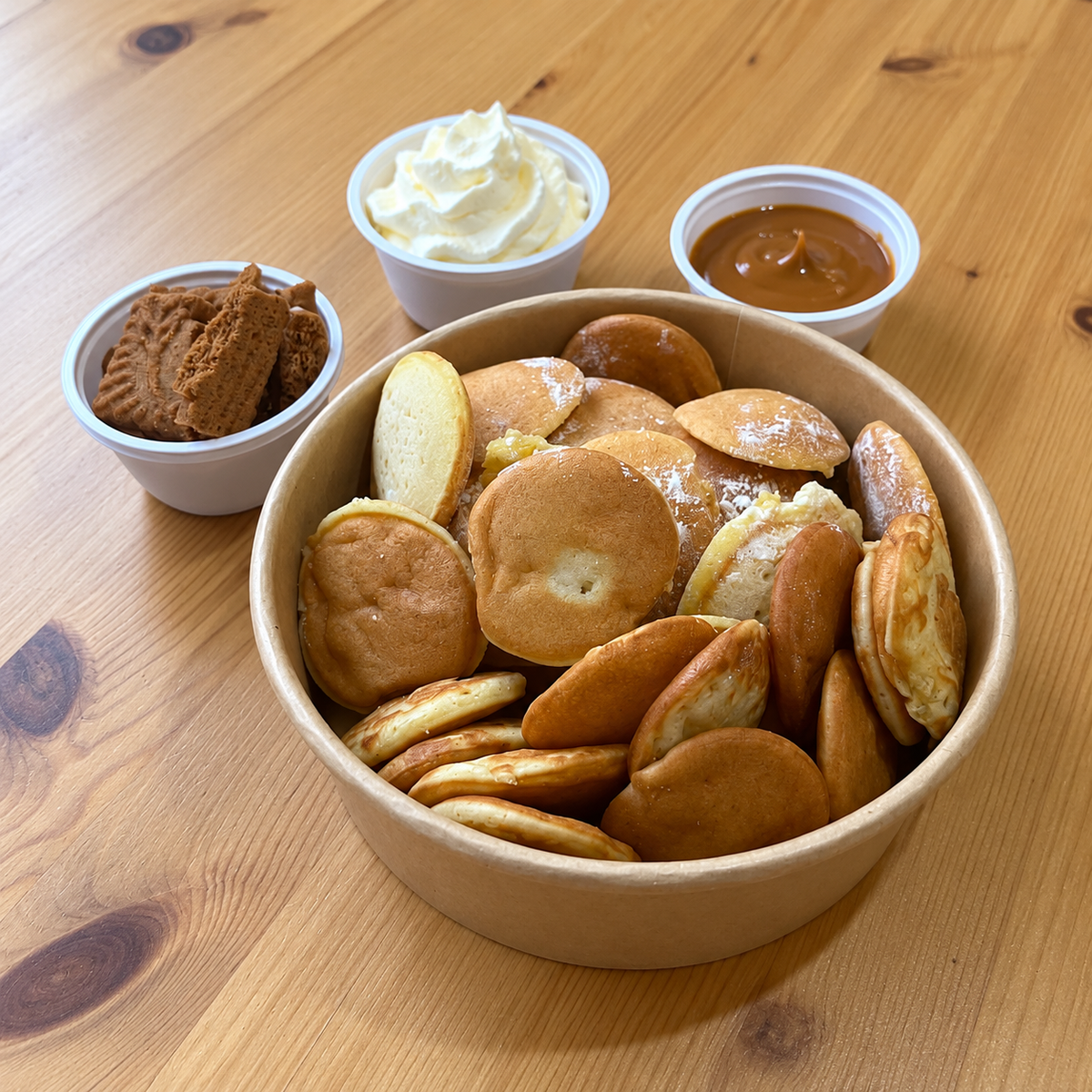 Mini pancakes spéculoos — vue d’ensemble sur table en bois, accompagnements servis à part, sans glace incluse.